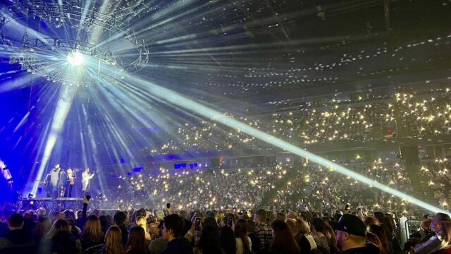 推しに出会った日の話 - コンサート会場の観客とペンライトの光