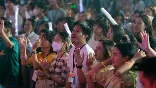 推し活あるある共感ネタ - コンサート会場で盛り上がるファンたち