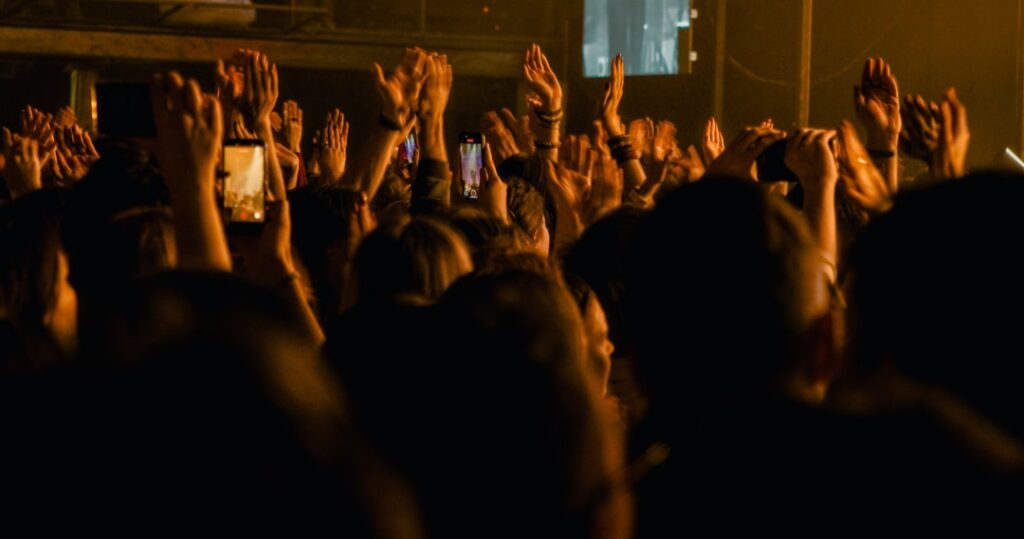 推し活で救われた話 - コンサート会場で熱狂するファンたち