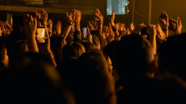 推し活で救われた話 - コンサート会場で熱狂するファンたち