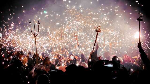 推し活で救われた話 - コンサート会場で歓声を上げるファンたち